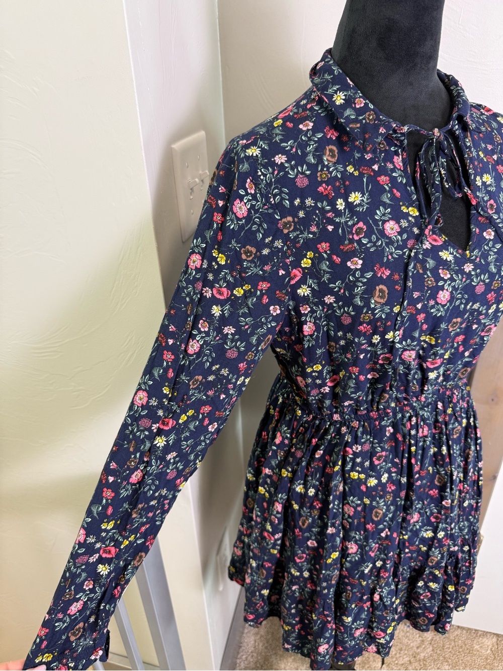 Yumi Navy Floral Lined Long Sleeve Dress Tie Neck Ruffle Pleated Mini Short L/10 - Picture 3 of 10